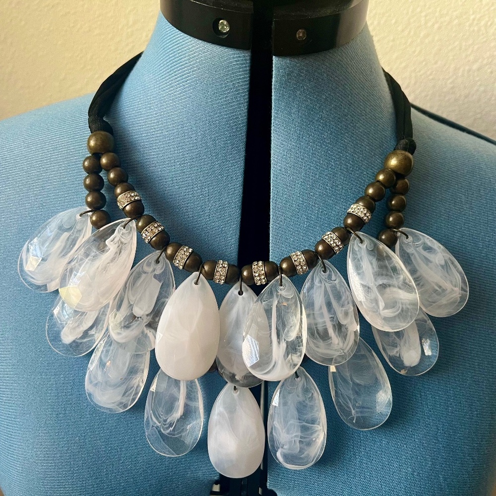ANTHROPOLOGIE FLUTTERING LEAVES TIE BACK BIB NECKLACE